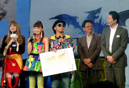 雅虎日本社长井上雅博（右二）和偶像明星南明奈（左一）等人5日下午在东京港区为新款网游作宣传。