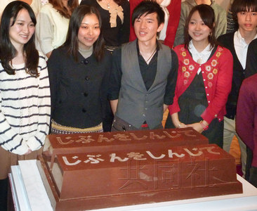 东京大学学生13日展示了制作的巨型KitKat巧克力。（共同社）