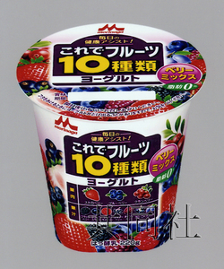 图为森永乳业近日发售的“混合10种水果的浆果酸奶”。（共同社）