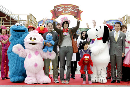 10月29日上午,日本环球影城(USJ)的第1亿名游客山下裕美子及其家人正在接受史努比、艾摩等广受欢迎的动漫人物和工作人员的祝福。(共同社) 10月29日上午,日本环球影城(USJ)的第1亿名游客山下裕美子及其家人正在接受史努比、艾摩等广受欢迎的动漫人物和工作人员的祝福。(共同社)