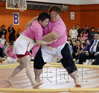 北海道母亲节举办女子相扑大赛 北海道母亲节举办女子相扑大赛