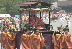 京都举行“葵祭”活动古装游行