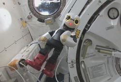 小机器人“KIROBO”在太空发出第一声