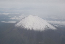 富士山迎来初雪 比往年晚19天