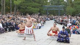 相扑横纲在出云大社表演擂台仪式