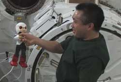 日本机器人KIROBO在太空和宇航员对话