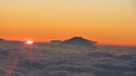 乘坐包机观赏富士山云海和新年日出