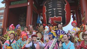 日本9个女子表演队参加浅草东西屋节