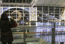 九州最大机场霓虹彩灯在福冈亮起 营造梦幻氛围