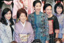 泰国总理夫人欣赏日本传统能艺表演