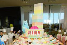 日本第一高楼展示300个生日蛋糕庆祝开业一周年